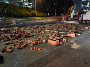 شاهد: الشرطة  الإسرائيلية تُفرق المتظاهرين في شارع "أيالون".